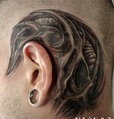 耳后的恶魔纹身图案