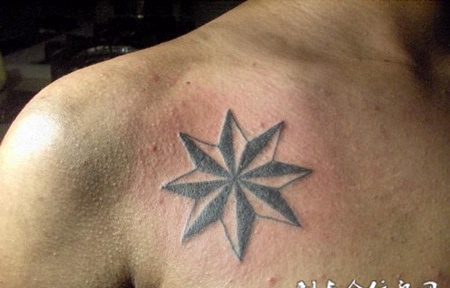 肩部的飞镖纹身图案