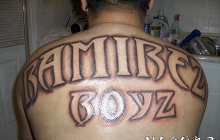 后背上的空心英文纹身图案