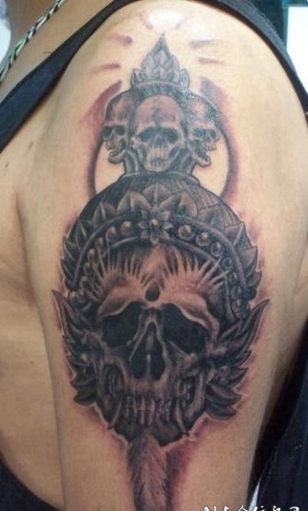 大臂上的大黑天骷髅头纹身图案