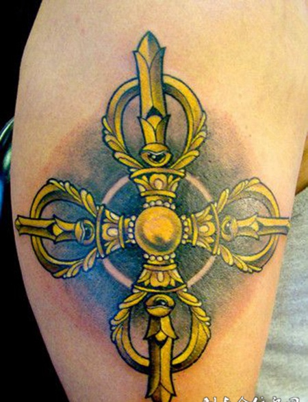 大臂上的金刚杵纹身图案