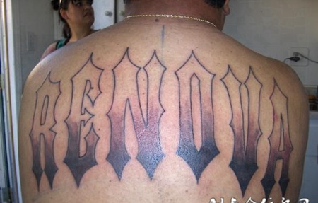 后背上的空心花体字英文纹身图案