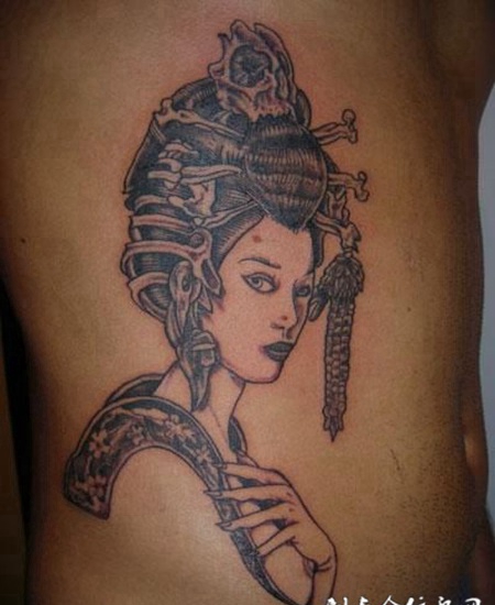 腰侧的艺妓纹身图案