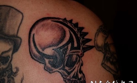 肩膀上的骷髅头纹身图案