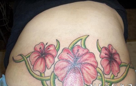 后腰上的木槿花的纹身图案