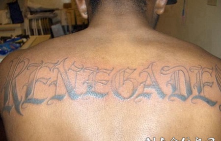 后背上的英文花体字纹身图案