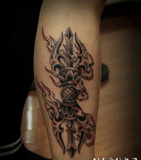 小腿上的金刚杵纹身图案