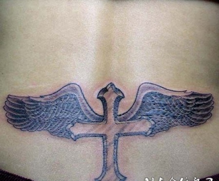 后腰上的十字架翅膀纹身图案