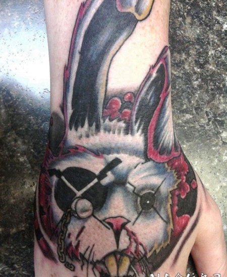手背上的独眼兔子纹身图案