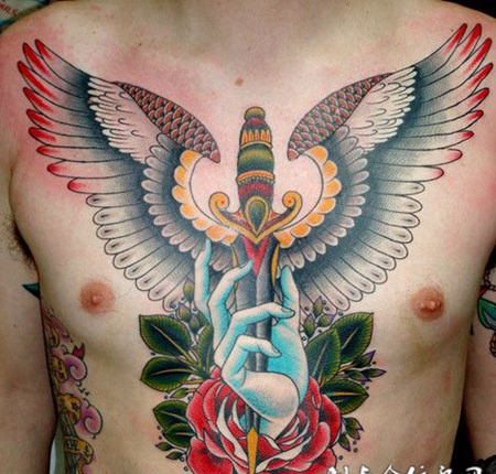 胸前的玫瑰翅膀纹身图案