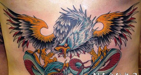 胸前的老鹰和蛇纹身图案