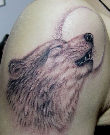 大臂月亮狼头纹身图片