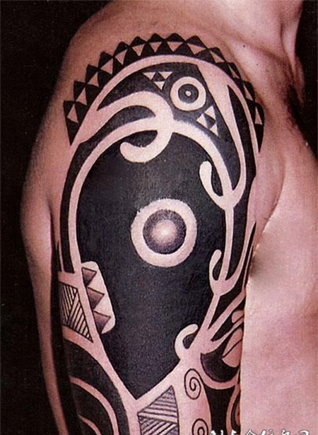 大臂上的玛雅图腾的纹身图案