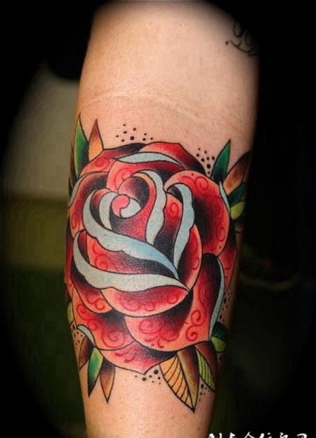 小臂上的玫瑰纹身图案