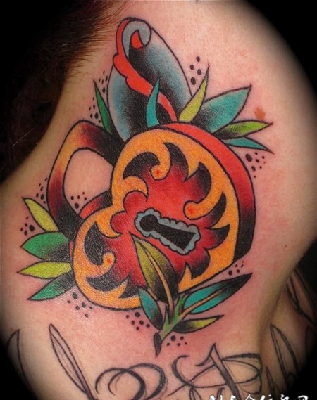 脖子上的心形锁纹身图案