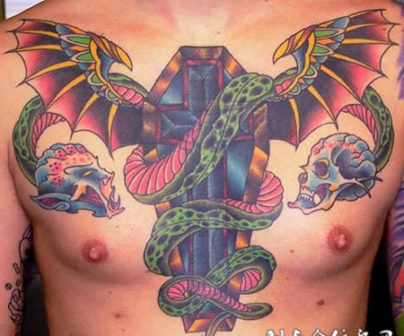 胸前蝙蝠与蛇纹身图案