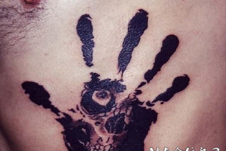 胸前的手印纹身图案