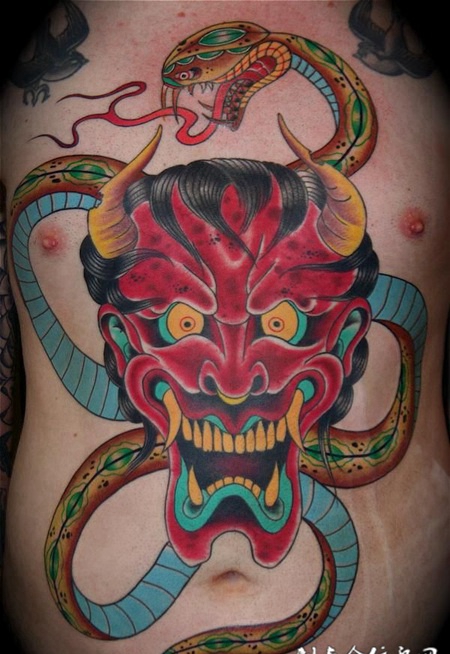 胸前的般若和蛇纹身图案