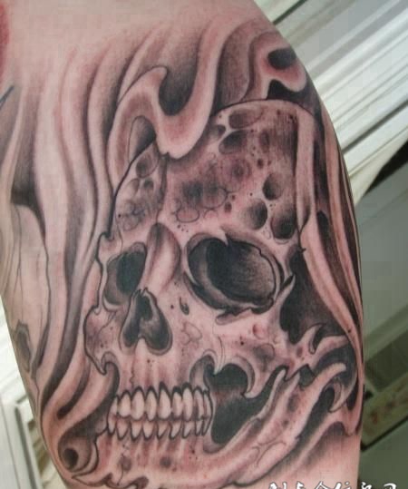 小腿上的骷髅头的纹身图案