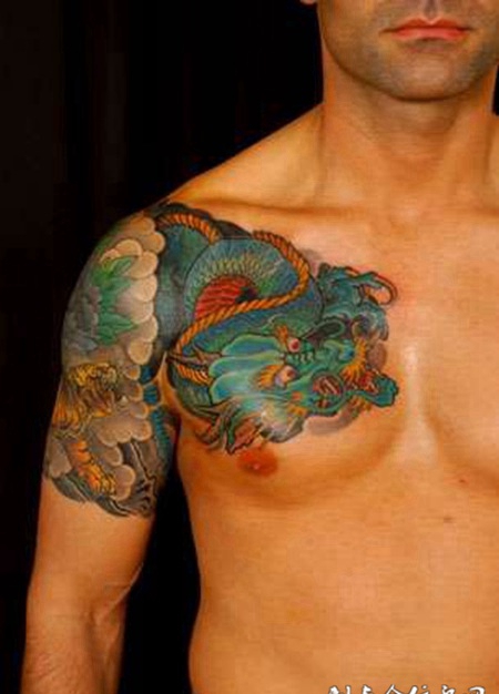 半胛绿色龙纹身图案