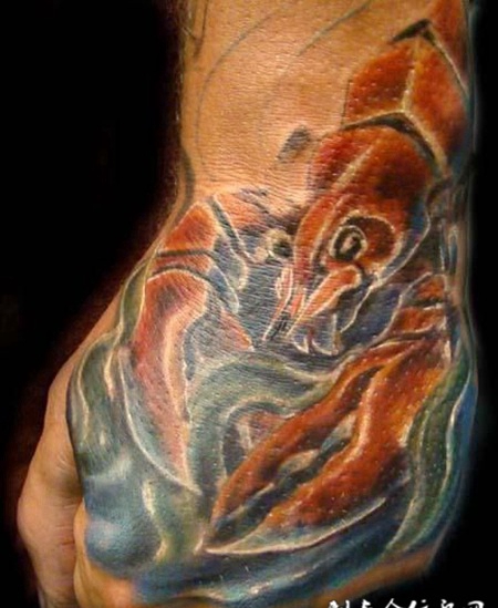 手背上的昆虫纹身图案