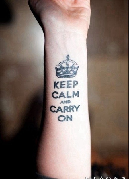 小臂上的英文与皇冠纹身图案