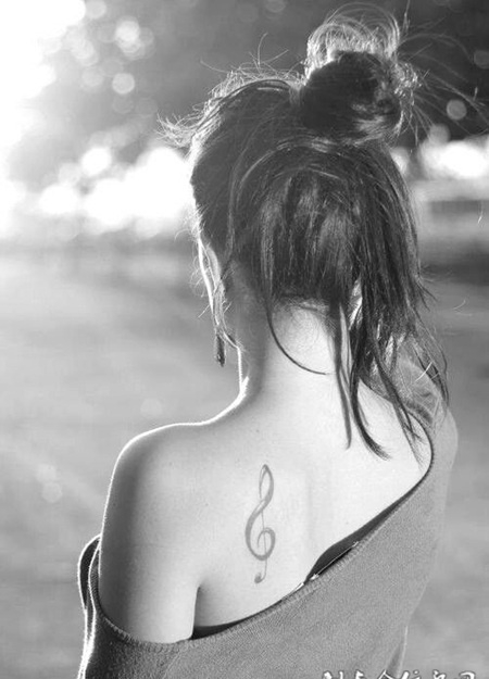 后背上的乐符纹身图案