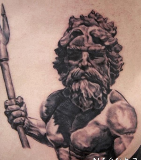 腰侧的宙斯纹身图案