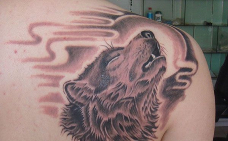 肩部狼头月亮纹身图片
