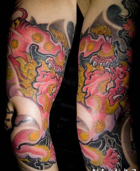 大臂粉色唐狮子纹身图案