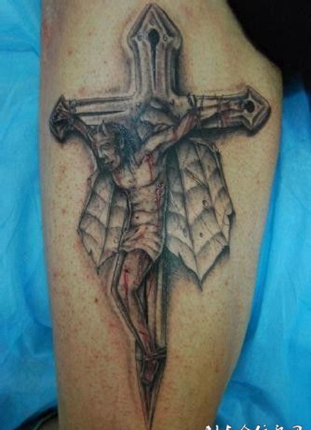 大腿上的耶稣十字架纹身图案