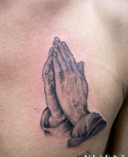 胸前的双手纹身图案