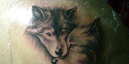 肩部两个狼头纹身图案