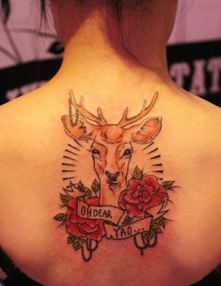 美女背部玫瑰与麋鹿纹身图案
