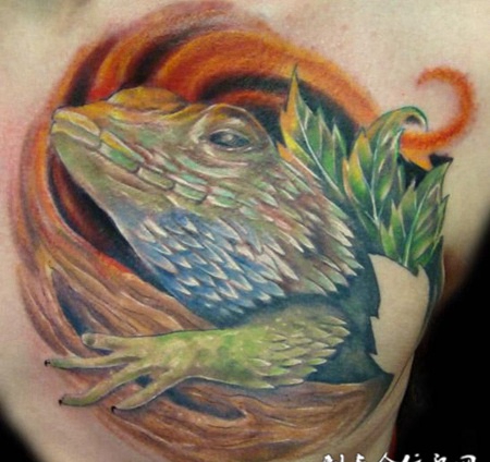 胸前的变色龙纹身图案