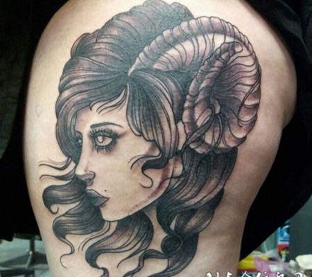 大臂上的恶魔美女纹身图案