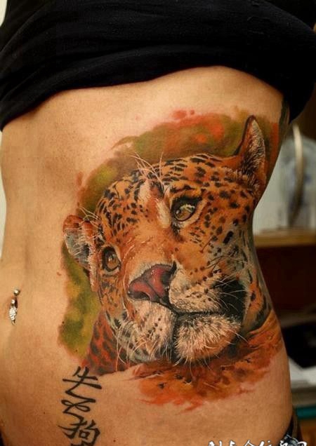 腰侧的猎豹纹身图案