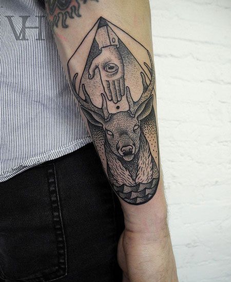 手臂麋鹿与手纹身图案