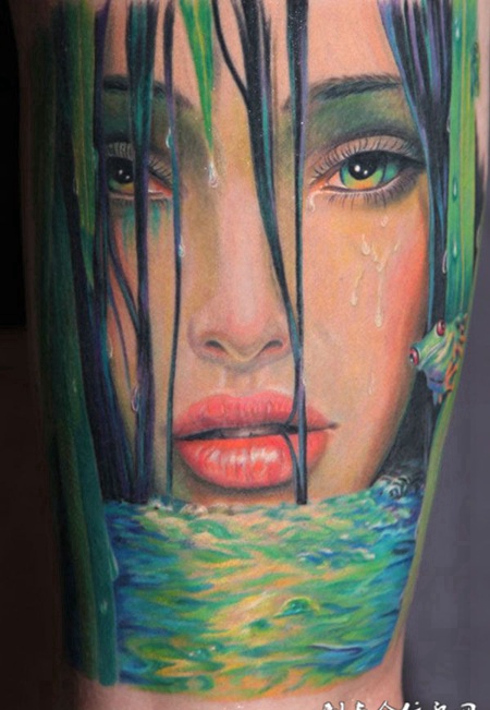 大臂上的精灵头像纹身图案