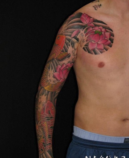 半胛花臂鲤鱼莲花纹身图案