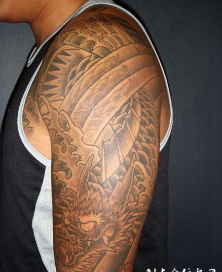 大臂上的的水花龙纹身图案