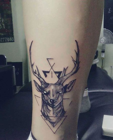 小腿上的麋鹿纹身图案