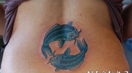 后腰上的双鲤鱼纹身图案