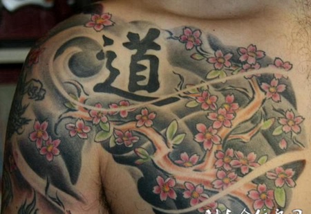 半胛樱花树纹身图案
