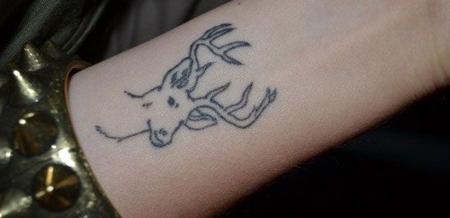 手臂线条麋鹿纹身图案