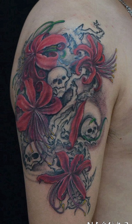 大臂上的骷髅彼岸花纹身图案