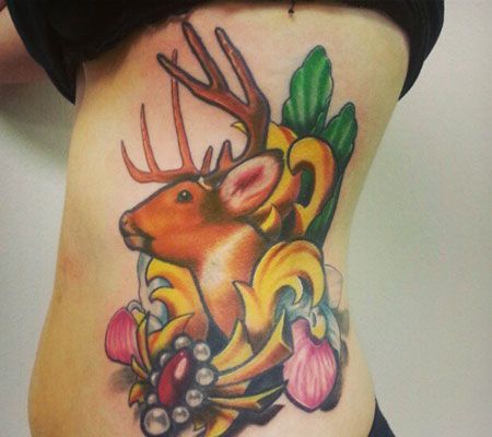 侧腰彩色麋鹿纹身图案