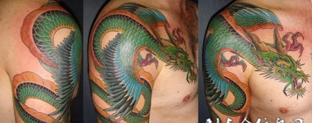 肩膀上的绿色龙纹身图案