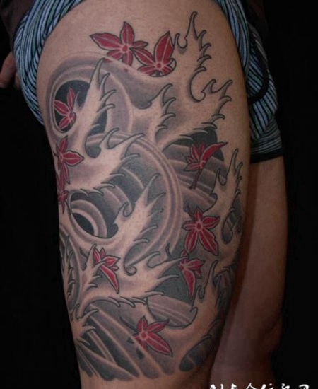 大腿上的水花枫叶纹身图案