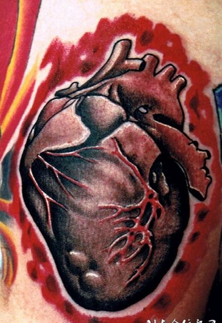 大臂上的心脏纹身图案